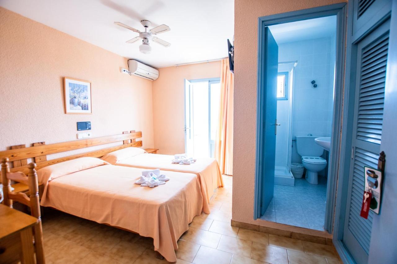 Hostal Santi Es Caló Buitenkant foto