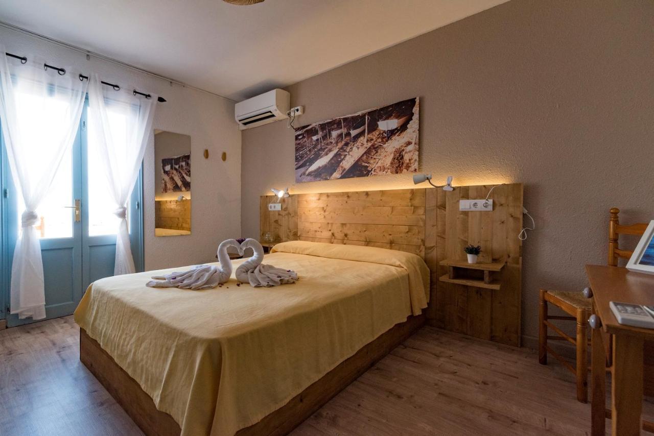Hostal Santi Es Caló Buitenkant foto